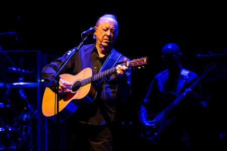 ２０２４年の来日公演のボズ・スキャッグス（撮影土居政則）