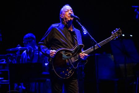 　２０２４年の来日公演で歌うボズ・スキャッグス（撮影土居政則）