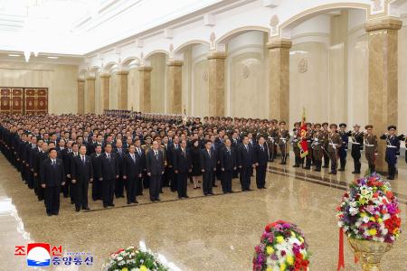 　故金日成主席の生誕記念日の１５日に同氏と故金正日総書記の遺体が安置されている錦ス山太陽宮殿を訪れた朝鮮労働党の幹部ら＝平壌（朝鮮通信＝共同）