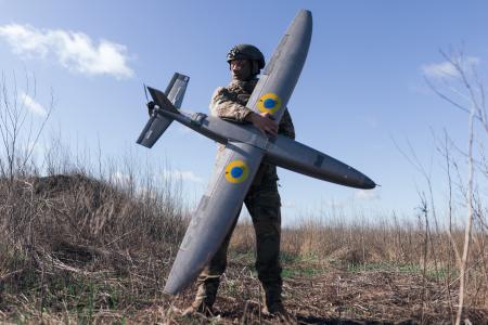 ７日、ウクライナ東部ハルキウ州で、新型の無人機を抱えるウクライナ兵（ゲッティ＝共同）