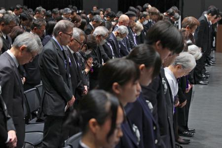 熊本地震の追悼式で黙とうする遺族ら＝１６日午前、熊本市