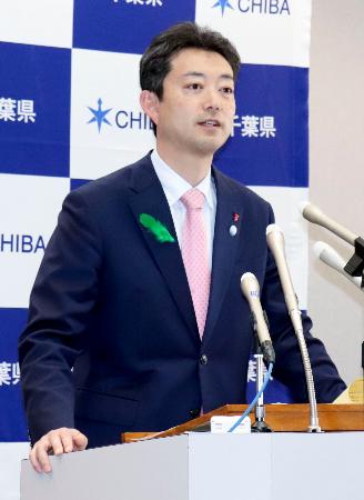 記者会見する千葉県の熊谷俊人知事＝１６日午前、県庁