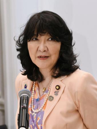 　Ｇ７財務相・中央銀行総裁会議後、記者団の取材に応じる片山財務相＝１５日、ワシントン（共同）