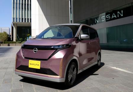 改良された日産自動車の軽ＥＶ「サクラ」の最上位モデル＝１６日午前、横浜市