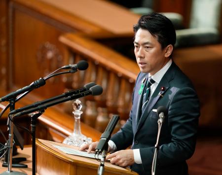 衆院本会議で、中道改革連合の吉田宣弘氏の質疑に答弁する小泉防衛相＝１６日午後