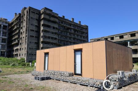 長崎市の端島（通称・軍艦島）で運用が始まった新施設（手前）＝１６日午前