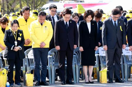 旅客船セウォル号沈没事故の追悼式典で黙とうする韓国の李在明大統領（中央）ら＝１６日、安山（聯合＝共同）
