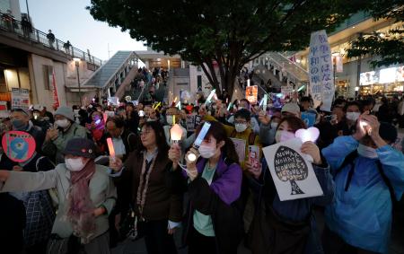 　東京・新宿駅前で憲法９条改正反対を訴える集会に参加する人たち＝１６日夕