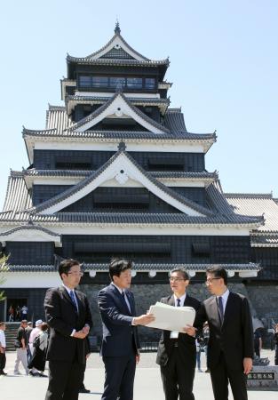　熊本城を視察し、復旧状況について説明を受ける木原官房長官（左から２人目）＝１６日午後、熊本市