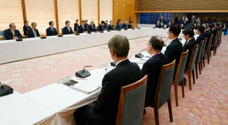 首相官邸で開かれた日本成長戦略会議の戦略分野分科会の会合＝１６日午後