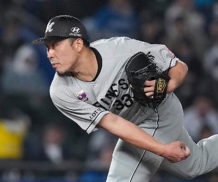 ５回から登板し、２回を無失点と好投したロッテ・八木＝ＺＯＺＯマリン