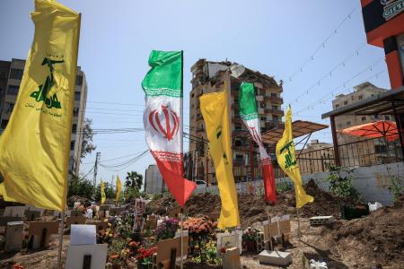 仮設の墓地ではためくヒズボラとイランの旗＝１６日、レバノン（ロイター＝共同）