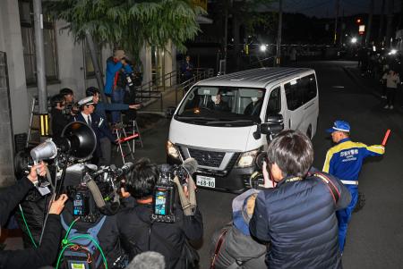 送検後、京都府警南丹署に戻った安達優季容疑者を乗せた車＝１６日午後６時５５分