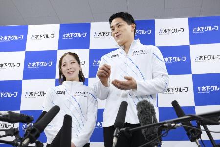 木下グループの入社式を終え、取材に応じる三浦璃来（左）、木原龍一組＝１３日、東京都立川市