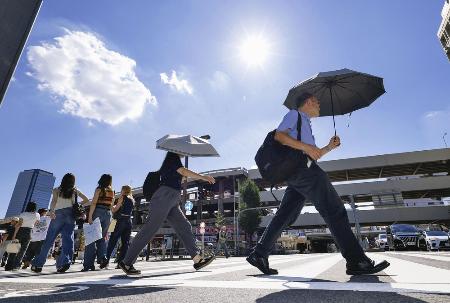 昨年8月、最高気温40度を観測した名古屋市で日傘を差して歩く人たち