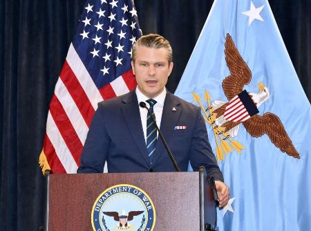 米中央軍司令部で記者会見するヘグセス国防長官＝３月、フロリダ州タンパ（共同）