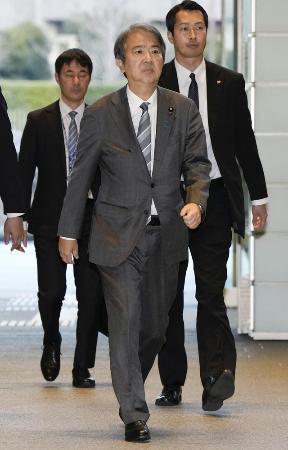 首相官邸に入る石原宏高氏＝２月