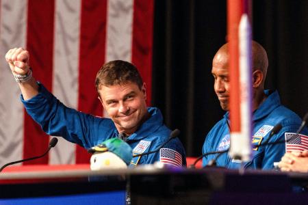 記者会見するワイズマン飛行士（左）＝１６日、米テキサス州のジョンソン宇宙センター（ロイター＝共同）