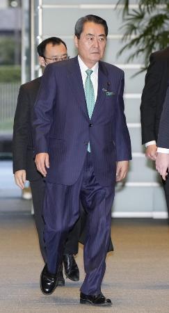 首相官邸に入る牧野京夫氏＝２月