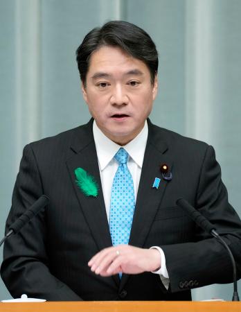 記者会見する尾崎官房副長官＝１７日午前、首相官邸
