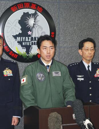 　宮崎県の航空自衛隊新田原基地で取材に応じる小泉防衛相＝１月