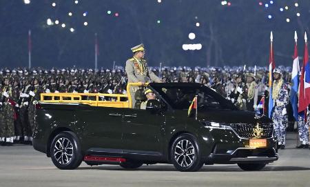 　３月、ミャンマーの首都ネピドーで開かれた国軍記念日の式典に出席した軍事政権トップのミンアウンフライン国軍総司令官（当時）