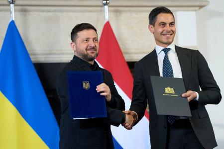 １６日、オランダ・ミデルブルフで記念撮影するイェッテン首相（右）とウクライナのゼレンスキー大統領（ＡＰ＝共同）