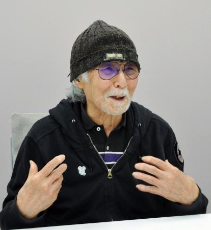 　インタビューに答えるなかえよしをさん