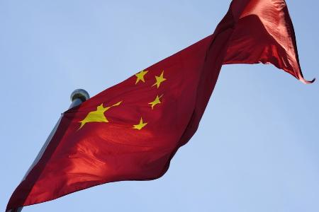北京市内に掲げられた中国国旗＝１月（共同）