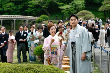 　春の園遊会に臨む、ミラノ・コルティナ冬季五輪フィギュアスケートペアの三浦璃来（手前左）と木原龍一（同右）＝１７日午後、東京・元赤坂