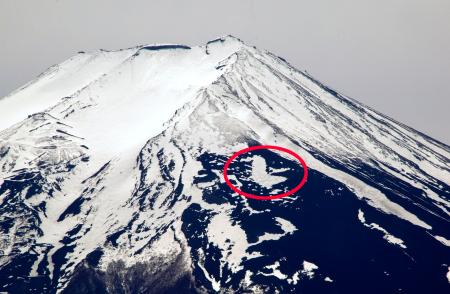 富士山にお目見えした春の風物詩「農鳥」（円内）＝１７日午後、山梨県富士吉田市から撮影
