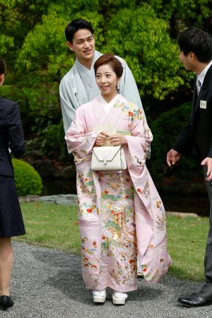 　春の園遊会に臨む、ミラノ・コルティナ冬季五輪フィギュアスケートペアの三浦璃来（手前）と木原龍一＝１７日午後、東京・元赤坂