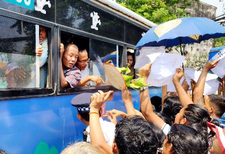 　１７日、ミャンマー最大都市ヤンゴンのインセイン刑務所から釈放される受刑者ら（共同）