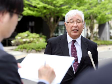 要請書を提出後、取材に応じる阪原弘次さん＝１７日午後、大津市
