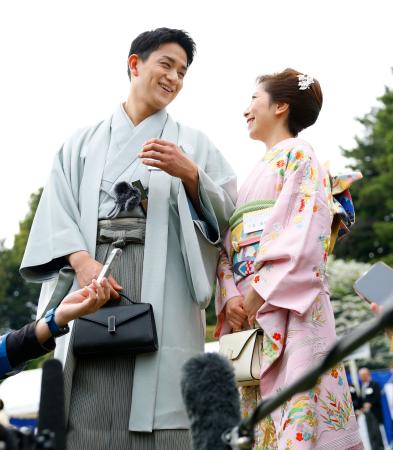 　春の園遊会で報道陣の取材に応じるミラノ・コルティナ冬季五輪フィギュアスケート・ペアの金メダリストで「りくりゅう」の三浦璃来選手（右）と木原龍一選手＝１７日午後、東京・元赤坂の赤坂御苑