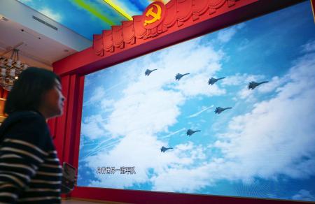 中国人民革命軍事博物館の大型画面に表示された中国軍機=2月、北京(共同)
