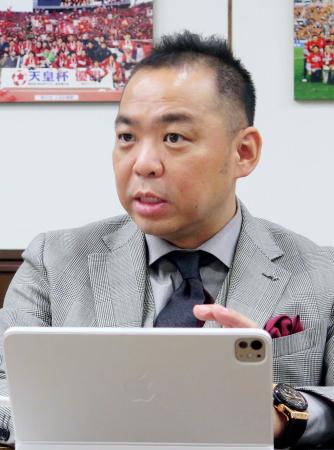 取材に応じるＪ１鹿島の小泉文明社長＝１７日、茨城県鹿嶋市