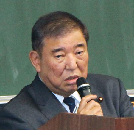 東京都内で講演する自民党の石破前首相＝１７日午後