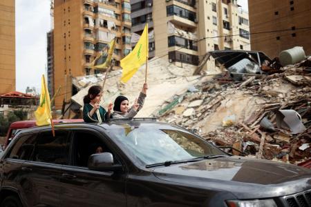 　レバノン・ベイルート南部で、イスラエルとの停戦発効を受けて家に向かう少女たち＝１７日（ロイター＝共同）