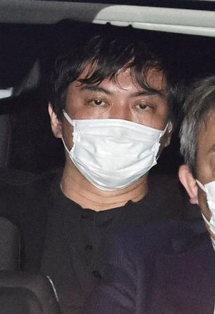 警視庁麻布署に入る水口克也容疑者＝１７日午後８時５５分