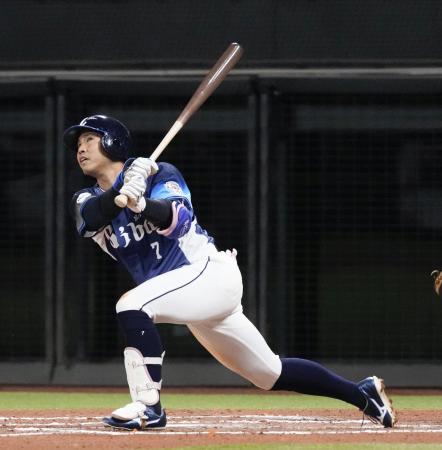 　７回西武１死一塁、桑原が左越えに２ランを放つ＝エスコンフィールド