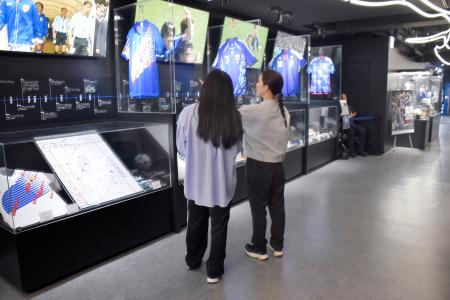 日本サッカー協会の文化創造拠点「ｂｌｕｅ―ｉｎｇ！」の展示エリア＝１４日、東京都文京区