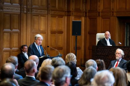 国際司法裁判所（ＩＣＪ）で演説する国連のグテレス事務総長（左手前）＝１７日、オランダ西部ハーグ（ＩＣＪ提供・共同）