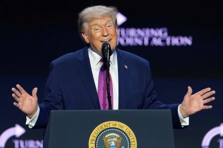 １７日、米西部アリゾナ州フェニックスで、保守系政治団体の集会で演説するトランプ大統領（ＡＰ＝共同）