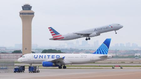 離陸するアメリカン航空機（奥）とユナイテッド航空機＝１４日、米テキサス州（ＡＰ＝共同）