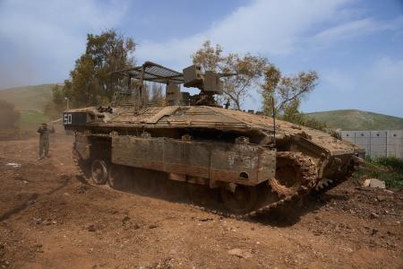 １７日、レバノンとの国境地帯のイスラエル軍車両（ＡＰ＝共同）