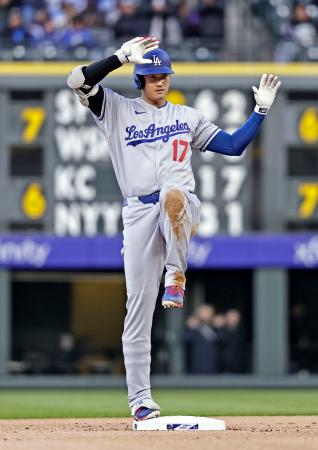 ロッキーズ戦の1回、二塁打を放ちポーズをとるドジャース・大谷=デンバー(共同)