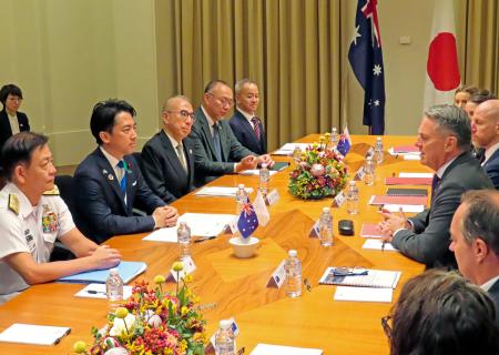 会談する小泉防衛相（左から２人目）とオーストラリアのマールズ副首相兼国防相（右手前から３人目）＝１８日、オーストラリア・メルボルン（共同）