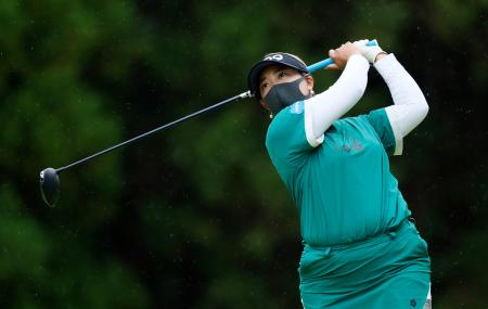 第２日、通算１０アンダーで首位の鈴木愛＝熊本空港ＣＣ