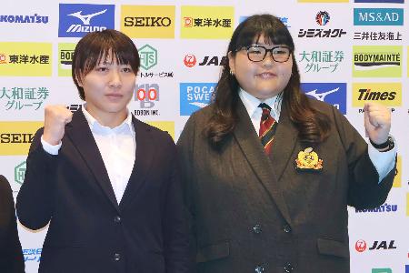 柔道の全日本女子選手権の記者会見で、ポーズをとる田中伶奈（左）と朝比奈沙羅＝１８日、横浜武道館